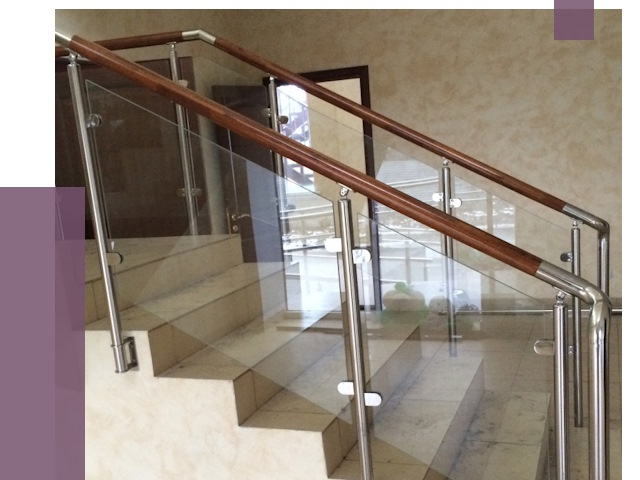 Комбинированные перила из металла и дерева в Выксе